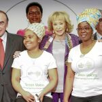 José Antonio Villasante, María Teresa Fernández de la Vega y José M. Sanz, junto a mujeres de Voces Verdes