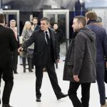 El candidato de la derecha francesa a la Presidencia, François Fillon (c), a su llegada a una reunión especial en la sede de su partido Los Republicanos en París, ayer 6 de marzo de 2017.