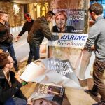 Seguidores frentistas pegan carteles de su líder a las puertas del congreso nacional en Lyon
