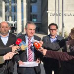 La imagen de la protagonizó el líder socialista, González Tovar, al acudir a la Ciudad de la Justicia de Murcia