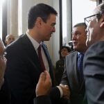 Pedro Sánchez, saluda a los diputados del PNV en el Congreso Joseba Andoni Agirretxea e Iñigo Barandiarán