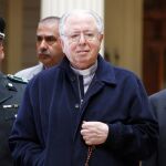 Fotografía fechada el 11 de noviembre de 2015 que muestra al sacerdote Fernando Karadima Fariña (c) a su salida de la Corte de Apelaciones en Santiago (Chile).
