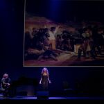 Ana Belén –apoyada por el piano de David San José– dio el toque musical con «España camisa blanca» y el blusón de «Los fusilamientos»/ FotosAlberto Nevado