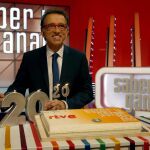 Jordi Hurtado, del programa 'Saber y Ganar', con la tarta del 20 aniversario