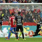 El defensa islandés del Granada Sverrir Ingi Ingason lanza marcando gol ante el Sporting de Gijón.