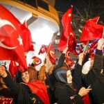 Portestas con banderas turcas ante el consulado de Turquía en Ankara