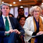 Manuela Carmena junto al presidente de la Comunidad de Madrid, Ángel Garrido, el pasado viernes en el Día de Madrid en el marco de la 39ª edición de la Feria Internacional de Turismo (Fitur)