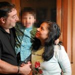 Óscar y Marilin posan junto a su hijo / Foto: Luis Díaz