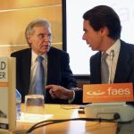José María Aznar, junto a Hanns Jurgen Kuster quien ha escrito la biografía de Konrad Adenauer, hoy durante la presentación del libro.