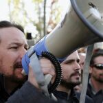 El líder de Podemos, Pablo Iglesias (en la imagen, megáfono en mano), encabezó ayer en Madrid junto a Alberto Garzón la manifestación contra la pobreza energética