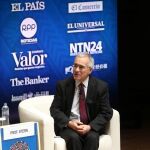 El profesor Nicholas Stern participa en una discusión sobre Cambio Climático en el Teatro Nacional de Lima (Perú).