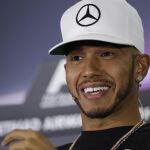 El piloto británico Lewis Hamilton, de la escudería Mercedes AMG (d), ofrece una rueda de prensa en el circuito de Yas Marina, en Abu Dabi