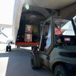 Interior del avión cargado de kits de cocina e higiene para distribuir entre los miles de afectados en Mozambique por el paso del ciclón Idai