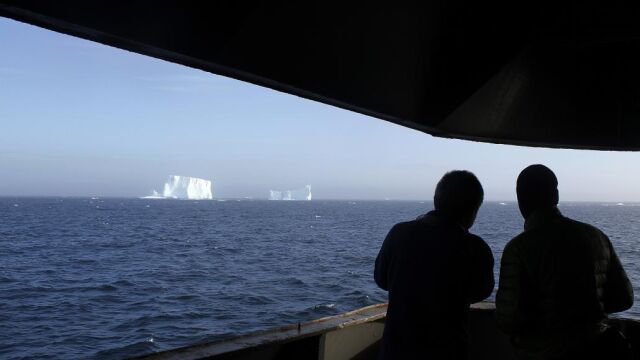 Dos científicos sobre el barco Aquiles, durante una investigación en la Isla Livingston (Antártida).