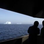 Dos científicos sobre el barco Aquiles, durante una investigación en la Isla Livingston (Antártida).
