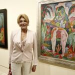 La baronesa Carmen Thyssen posa junto a la obra "Bañistas: dos desnudos en un paisaje exótico", de Jean Metzinger"