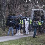 La Guardia Civil localizó en Irún (Guipúzcoa) un zulo de la banda terrorista ETA con siete bidones con material explosivo, aunque sin actividad reciente