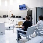 Soukaina Aboudrar (d), de 19 años, y Marouan Ben Nacer (i), vecino de Mataró (Barcelona) de 32, durante el juicio celebrado en la Audiencia Nacional en el que se les acusa por integración en Daesh, amenazas terroristas y humiliación a las víctimas del terrorismo.