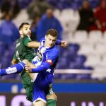 El delantero del Deportivo, Oriol Riera (d), disputa un balón con el defensa del Betis, Martín Montoya
