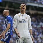 El delantero portugués del Real Madrid Cristiano Ronaldo junto al delantero del Deportivo Alavés Gaizka Toquero