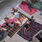 Vecinos durmiendo en el suelo por una ola de calor en la India en 2015