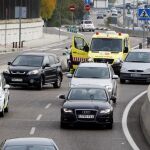 Accidente de tráfico hoy en la M-30 a la altura de la calle Serrano Galvache, en el que se han visto implicados un vehículo y dos ciclomotores
