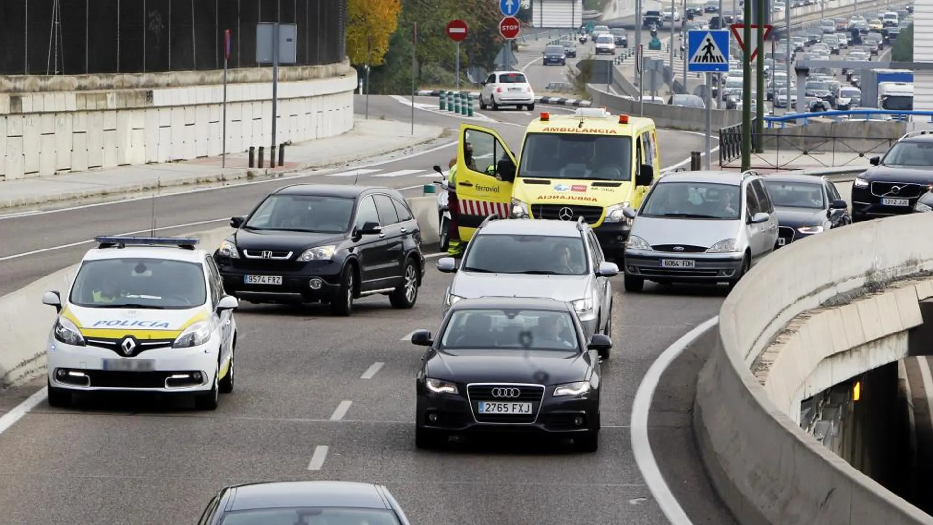 Accidente de tráfico hoy en la M-30 a la altura de la calle Serrano Galvache, en el que se han visto implicados un vehículo y dos ciclomotores
