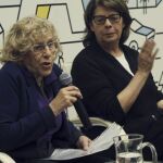 La alcaldesa de Madrid, Manuela Carmena (i), y la delegada de Medio Ambiente y Movilidad del Ayuntamiento, Inés Sabanés, durante la presentación del nuevo Plan de calidad del aire y cambio climático de la ciudad