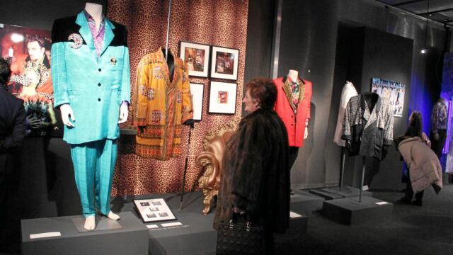 La muestra recoge 200 piezas de Tino Casal entre trajes, discos y fotografías