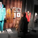 La muestra recoge 200 piezas de Tino Casal entre trajes, discos y fotografías