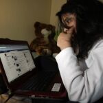 Una menor navega en internet / C. Bejarano