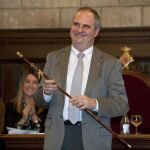 El convergente Albert Ballesta con el bastón de mando, tras ser nombrado nuevo alcalde de Girona
