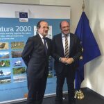 Fotografía facilitada por la Comunidad de Murcia. El presidente de la Comunidad, Pedro Antonio Sánchez (d), se reunió hoy con el director general de Medio Ambiente de la Comisión Europea, Daniel Calleja (i)