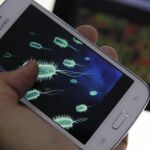La pantalla de un móvil contiene 30 veces más bacterias que la taza del váter