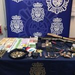 Fotografía facilitada por la Policía Nacional del material incautado tras desarticular a una organización criminal asentada en Málaga que supuestamente estafó más de 1,2 millones a comercios y financieras mediante la presentación de nóminas falsas, en una actuación que se ha saldado con el arresto de 86 personas / Foto: Efe