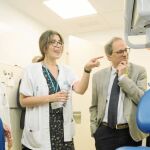 El president de la Generalitat inauguró ayer el mayor centro de salud primaria de Cataluña en La Mina, que dispone de asistencia social y médica, aunque hace un año que funciona