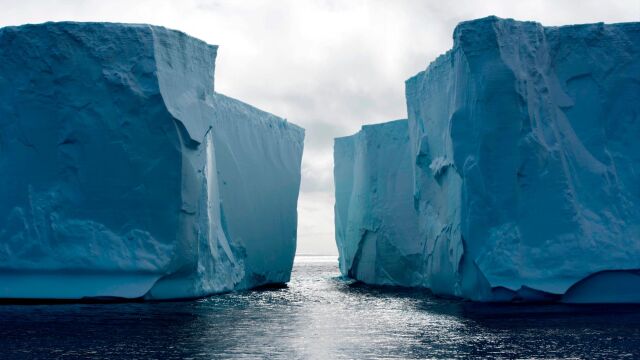Vista de icebergs en el marco de Homeward Bound, un programa australiano apoyado por la firma española Acciona, que busca visibilizar el liderazgo de la mujer en asuntos de interés global como el cambio climático, en la Antártida / María Molina (Efe)