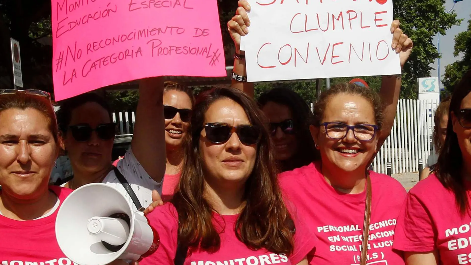 Imagen de una de las múltiples concentraciones que durante el curso han realizado las monitoras en defensa del cumplimiento del convenio colectivo por parte de las empresas que ofrecen el servicio a la Junta / Foto: Manuel Olmedo
