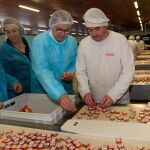 Fernánde Mañueco visita a la planta de Trapa en Dueñas (Palencia) junto a Ángeles Armisén y Milagros Marcos