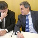 Carles Puigdemont y Artur Mas, ayer, durante la reunión ejecutiva de CDC celebrada en Barcelona