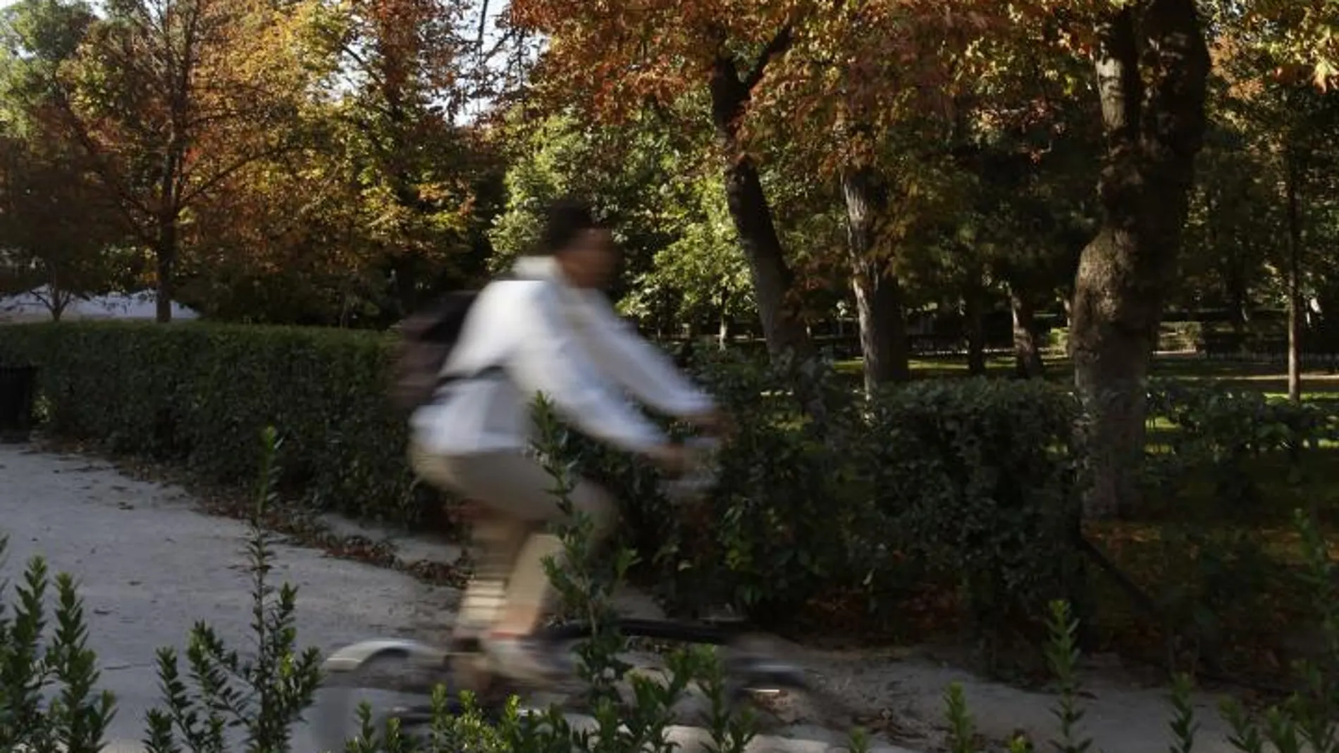 Un ciclista apura las últimas horas del verano en el parque del Retiro (Madrid), antes de que empiece el otoño mañana, 22 de septiembre.