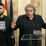 El portavoz de ERC en el Congreso, Joan Tardá, junto a su compañero de partido Gabriel Rufián