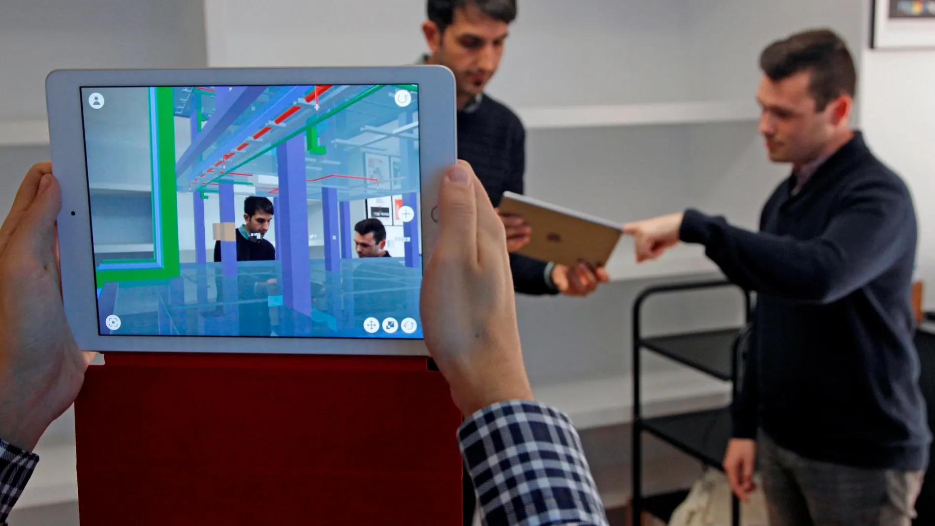 Detalle de la aplicación de realidad aumentada creada por la compañía de software para arquitectura, ingeniería y construcción CYPE con la que el arquitecto podrá «andar» por el interior de un edificio aún por construir / Efe