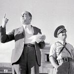 El anarquista Melchor Rodríguez recita un poema en 1938