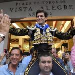 El diestro José Garrido sale a hombros por la puerta grande de la plaza de Vista Alegre de Bilbao tras cortar dos orejas
