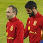 Los jugadores de la selección española de fútbol Andrés Iniesta (i) y Francisco "Isco"Román Alarcón durante el entrenamiento llevado a cabo ayer en la Ciudad deportiva de las Rozas