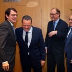 Fernández Mañueco bromea con Mario Amilivia, presumible futuro presidente del Consejo de Cuentas, en presencia de Emilio Melero y Miguel Ángel Jiménez