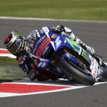 El piloto español de MotoGP, Jorge Lorenzo,durante los entrenamientos libres en el circuito de Silverstone en Northampton (Reino Unido)
