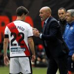El entrenador del Rayo Vallecano Paco Jémez (d), da instrucciones