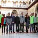 El alcalde de Sevilla, Juan Espadas, junto a algunos de los principales atletas que participarán en la carrera